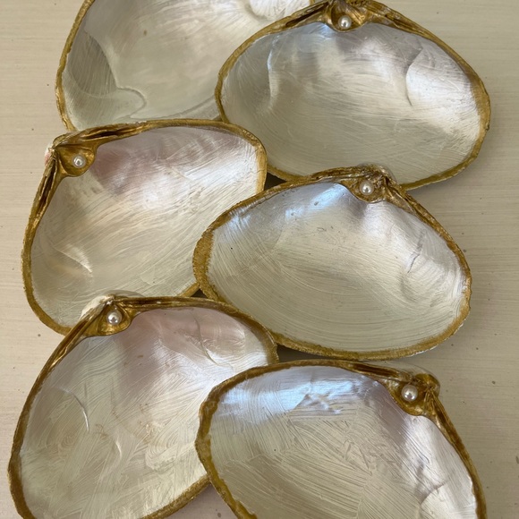 🌻6-Pearl painted and gold embossed shells with pearl - Picture 12 of 16